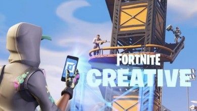 persona con movil en la mano fortnite modo creativo