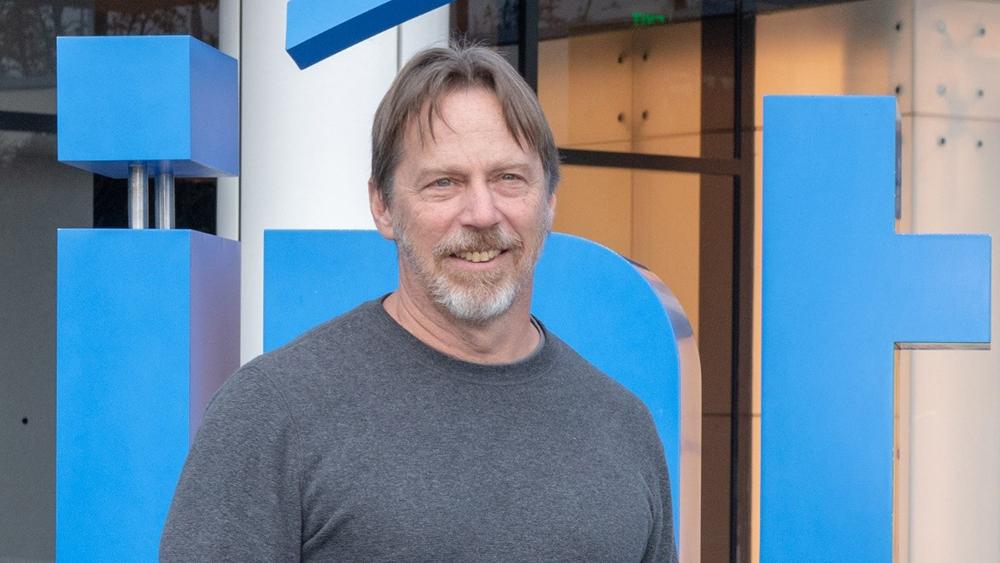 Jim Keller frente al logo de Intel