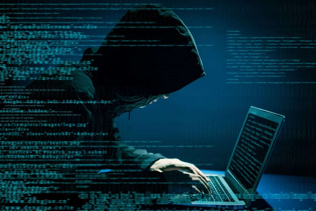 hacker informatico ciberseguridad leer más sobre software anti-malware cómo prevenir un ataque DDoS empresas
