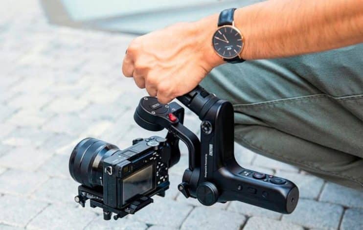 Mano sujetando un gimbal
