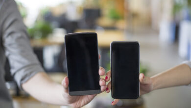 dos telefonos en dos manos