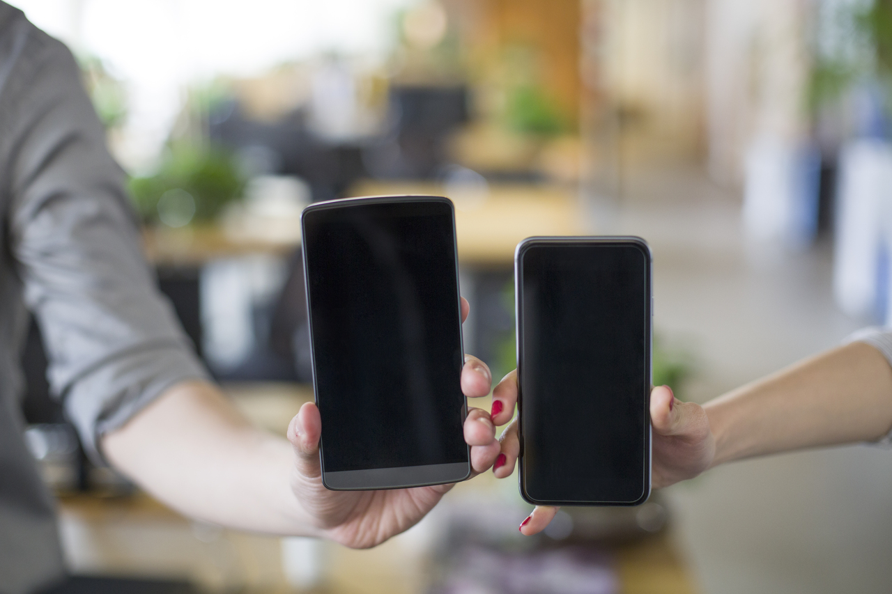 ¿Qué compañía de teléfono ofrece más extras tecnológicos?