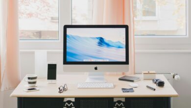 mac sobre una mesa