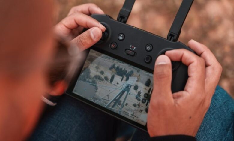 mando de drone con pantalla siendo usado