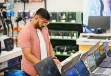 tecnico informatico reparando portatil