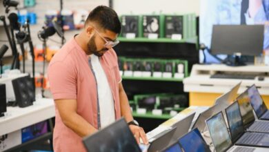 tecnico informatico reparando portatil