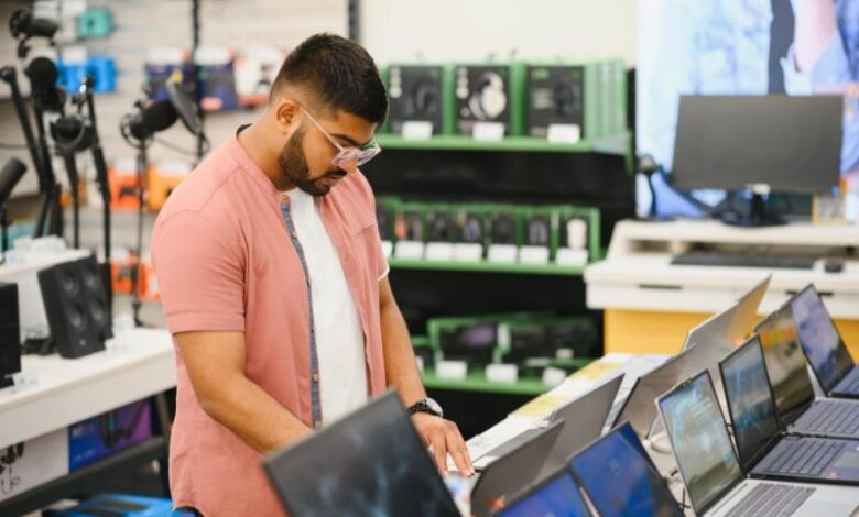 tecnico informatico reparando portatil