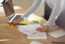 brazos de mujer de negocios con papeleo