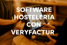 hombre cobrando con software pos de hosteleria
