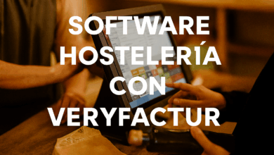 hombre cobrando con software pos de hosteleria
